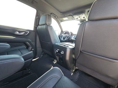 Used 2023 GMC Yukon SLT w/ SLT Premium Package image 17