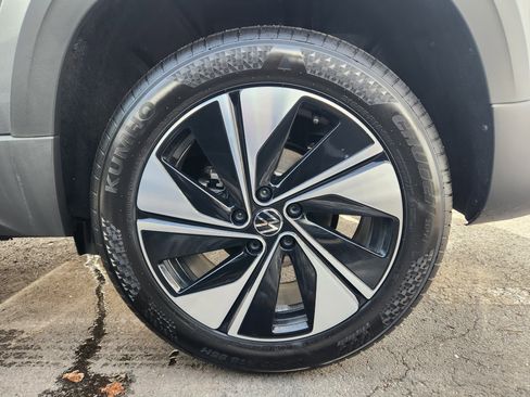 Certified 2025 Volkswagen Taos SE image 27