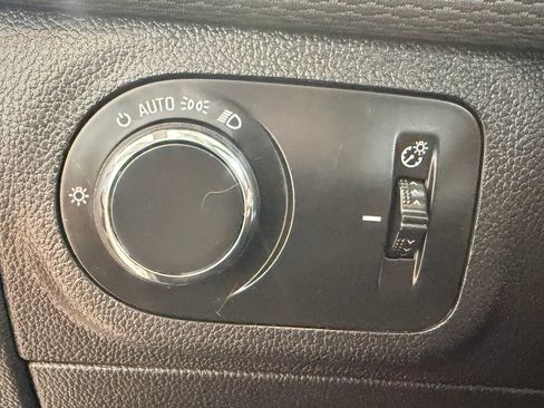 Used 2017 Chevrolet Cruze LS FWD image 16