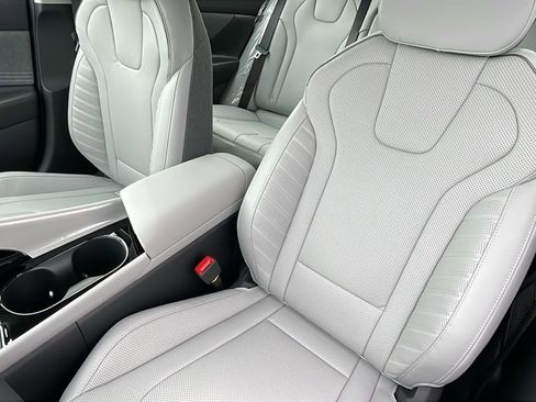 New 2025 Hyundai Elantra Limited image 16