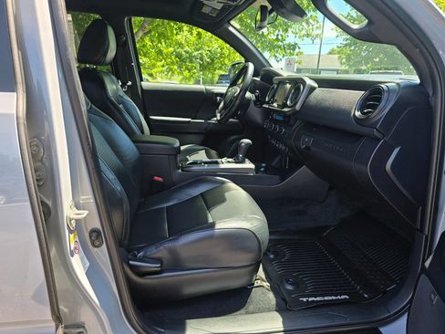 Used 2018 Toyota Tacoma TRD Off-Road AWD/4WD image 11