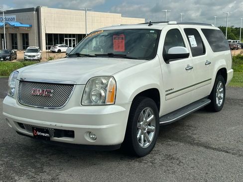 Used 2011 GMC Yukon XL Denali RWD image 3