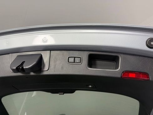 Certified 2026 Porsche Macan AWD/4WD image 16