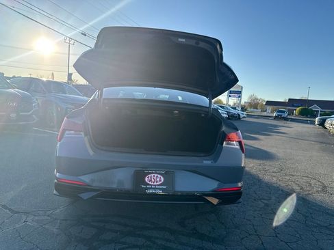 Used 2021 Hyundai Elantra Limited FWD image 9