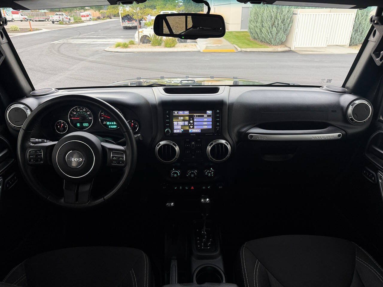 Used 2018 Jeep Wrangler Unlimited Sahara w/ Connectivity Group AWD/4WD image 31
