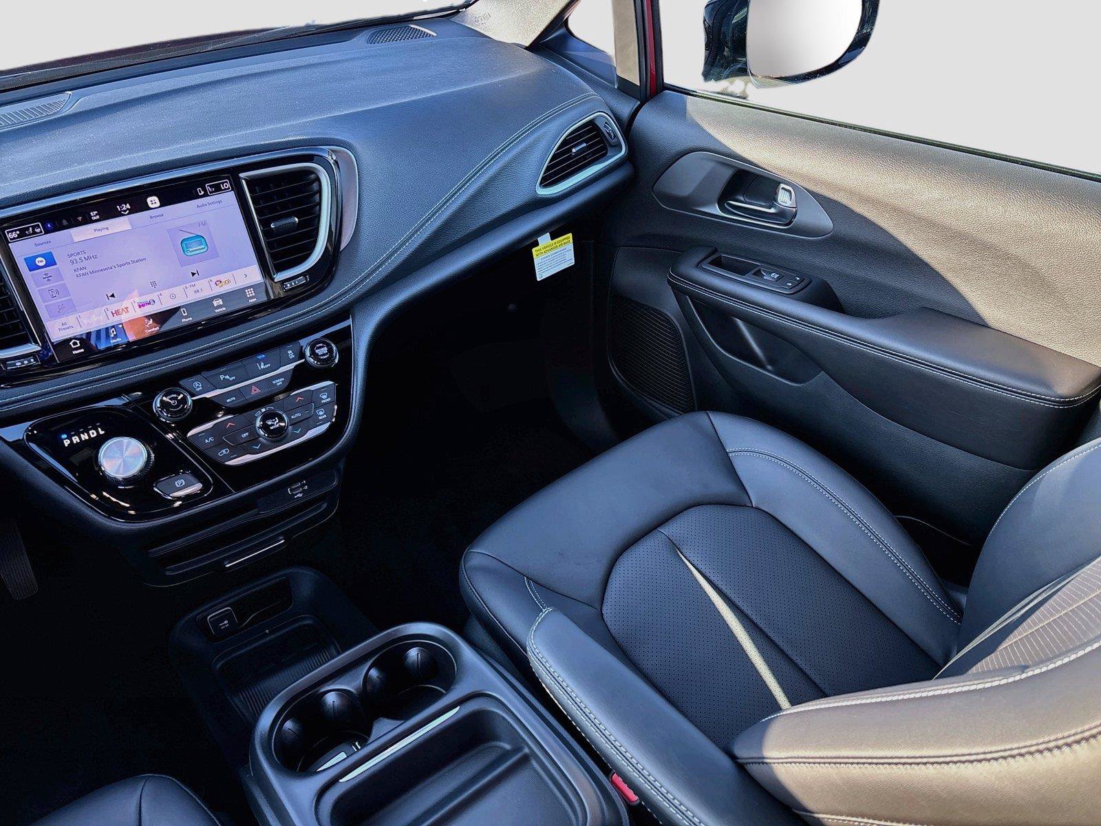 New 2027 Chrysler Pacifica Select AWD/4WD image 24