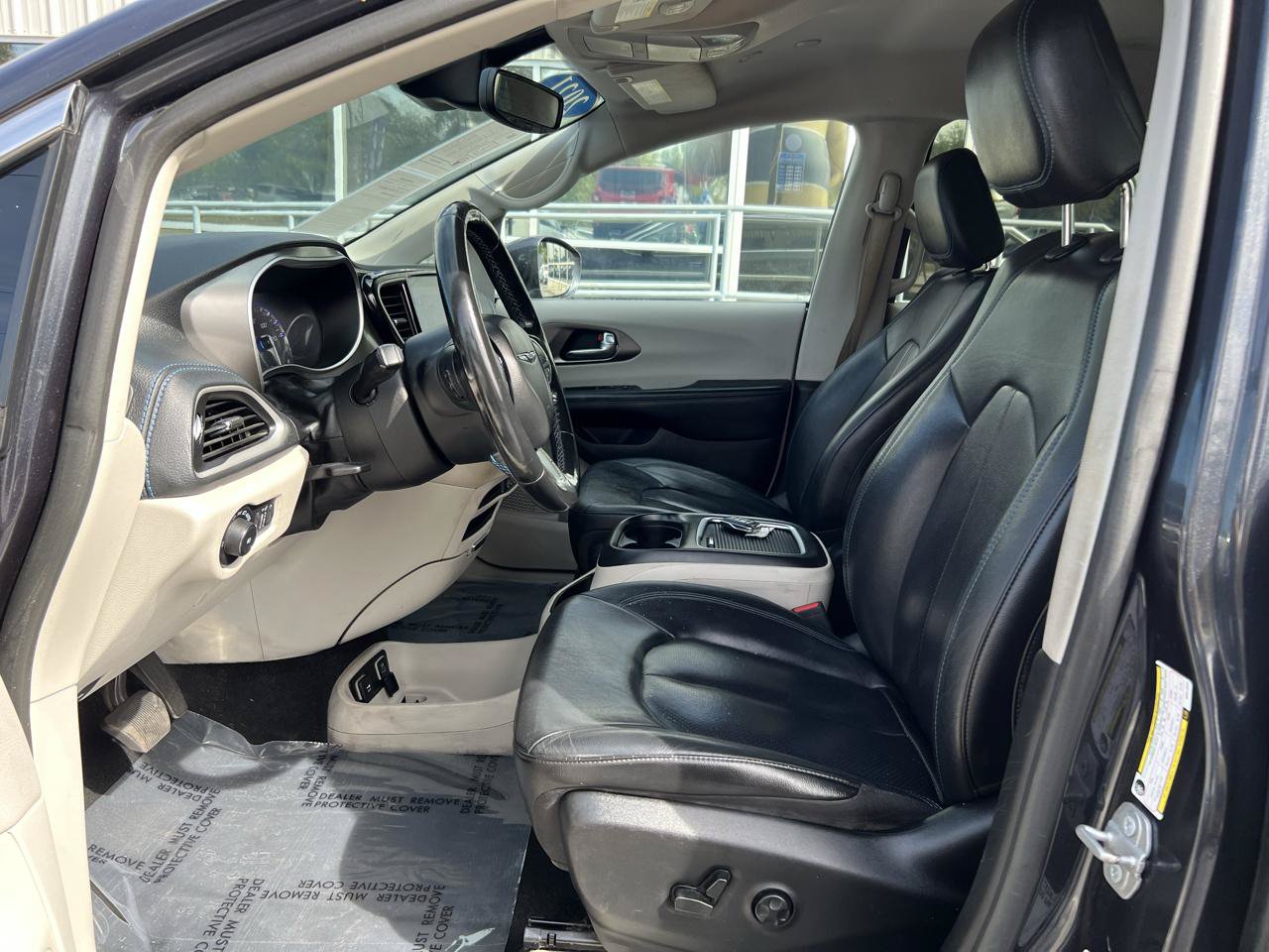 Used 2021 Chrysler Pacifica Touring-L FWD image 11