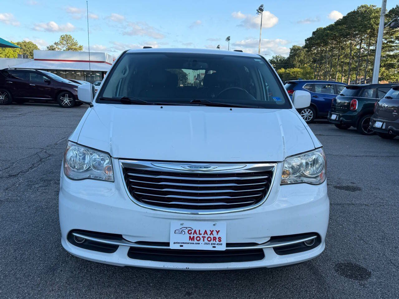 Used 2016 Chrysler Town & Country Touring FWD image 2