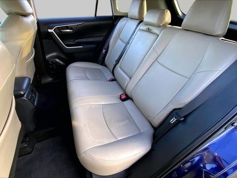Used 2021 Toyota RAV4 XLE AWD/4WD image 20