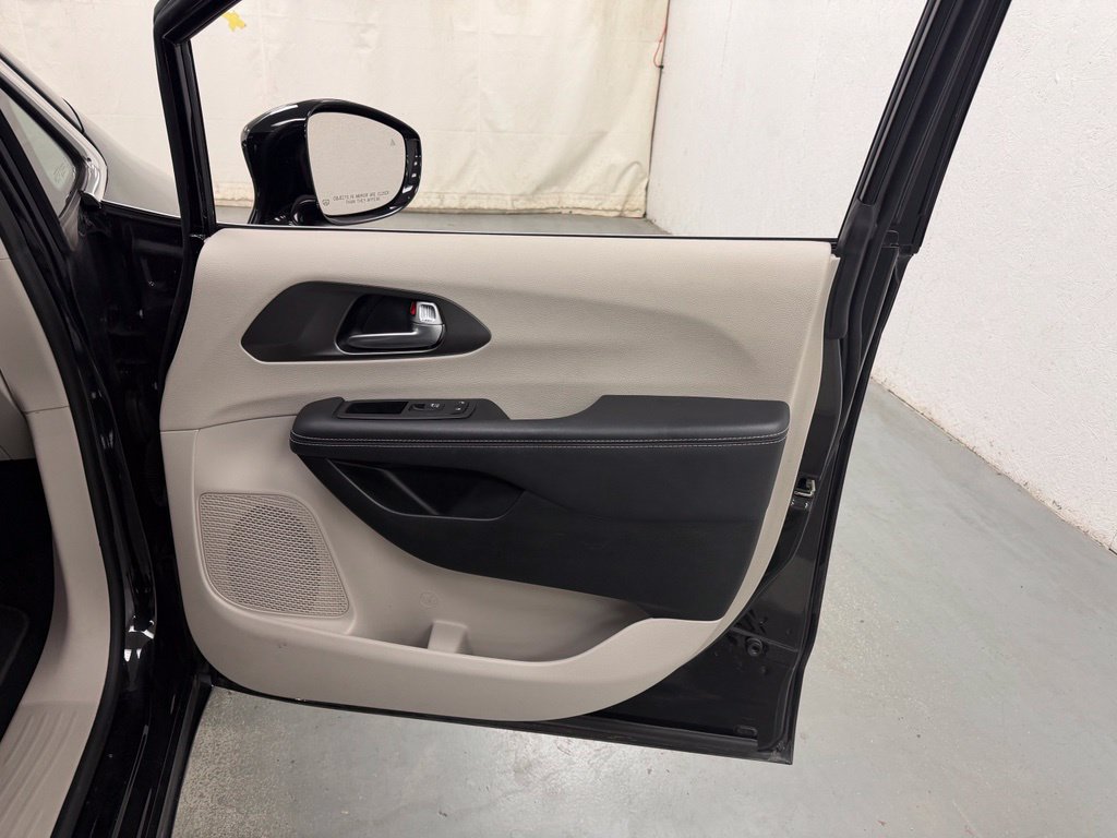 Used 2024 Chrysler Pacifica Touring-L FWD image 10