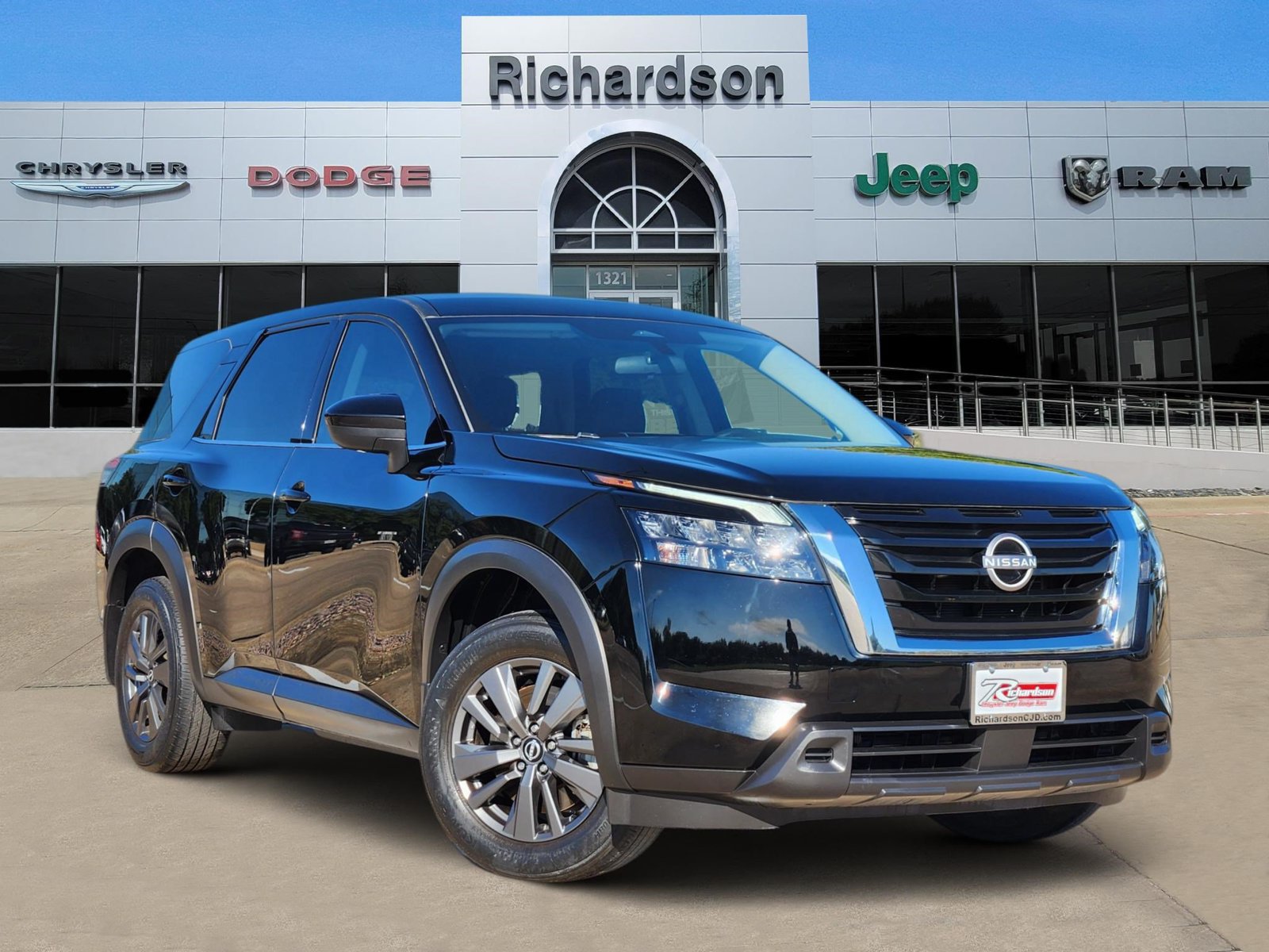 Used 2024 Nissan Pathfinder S FWD image 1