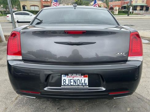 Used 2016 Chrysler 300 C RWD image 4