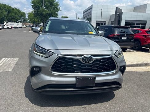 Used 2023 Toyota Highlander Limited AWD/4WD image 2