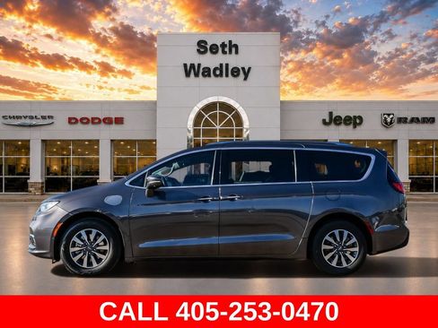 Used 2021 Chrysler Pacifica Touring-L FWD image 4