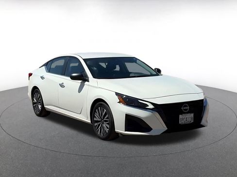 Used 2025 Nissan Altima 2.5 SV image 2