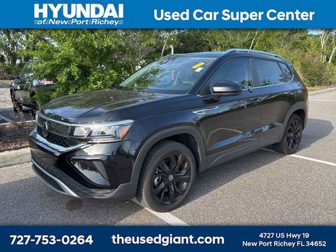 Used 2023 Volkswagen Taos SE w/ Panoramic Sunroof Package FWD image 1