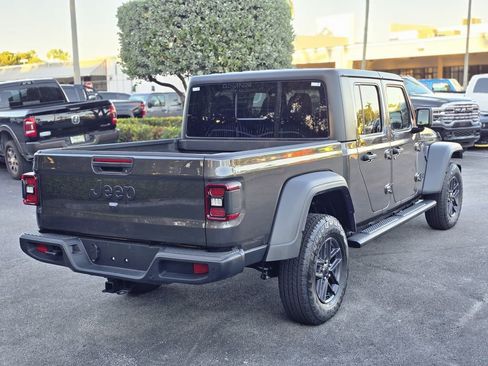 Used 2025 Jeep Gladiator Sport image 4