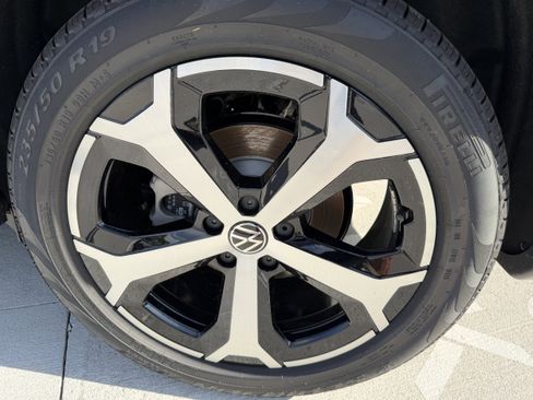New 2026 Volkswagen Tiguan SE image 28