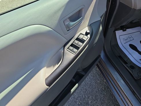 Used 2015 Toyota Sienna LE AWD/4WD image 11