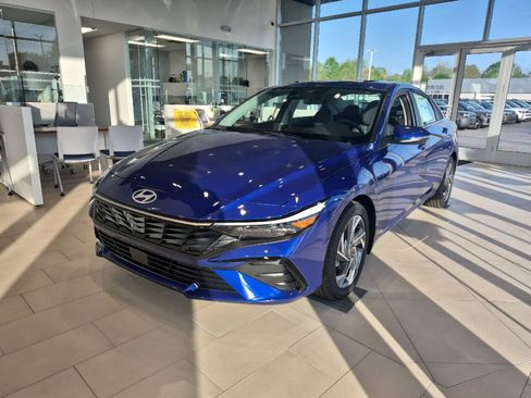 New 2025 Hyundai Elantra Limited FWD image 3