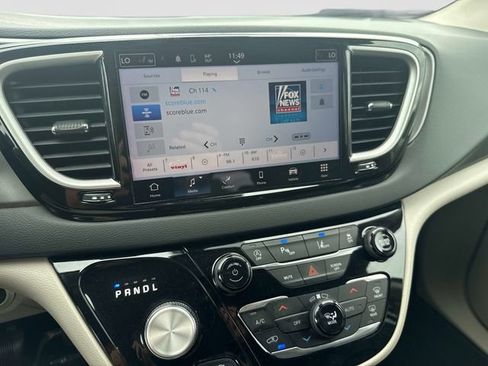 Used 2023 Chrysler Pacifica Touring-L FWD image 19