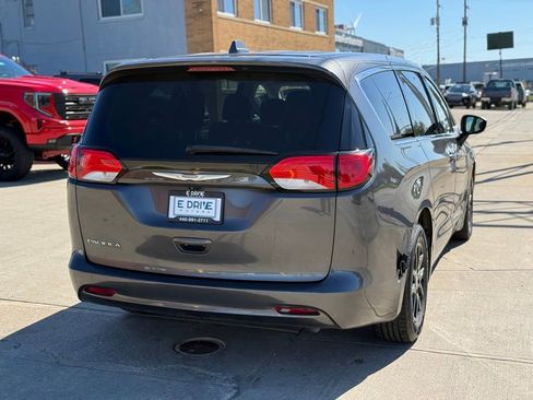 Used 2017 Chrysler Pacifica Touring FWD image 4