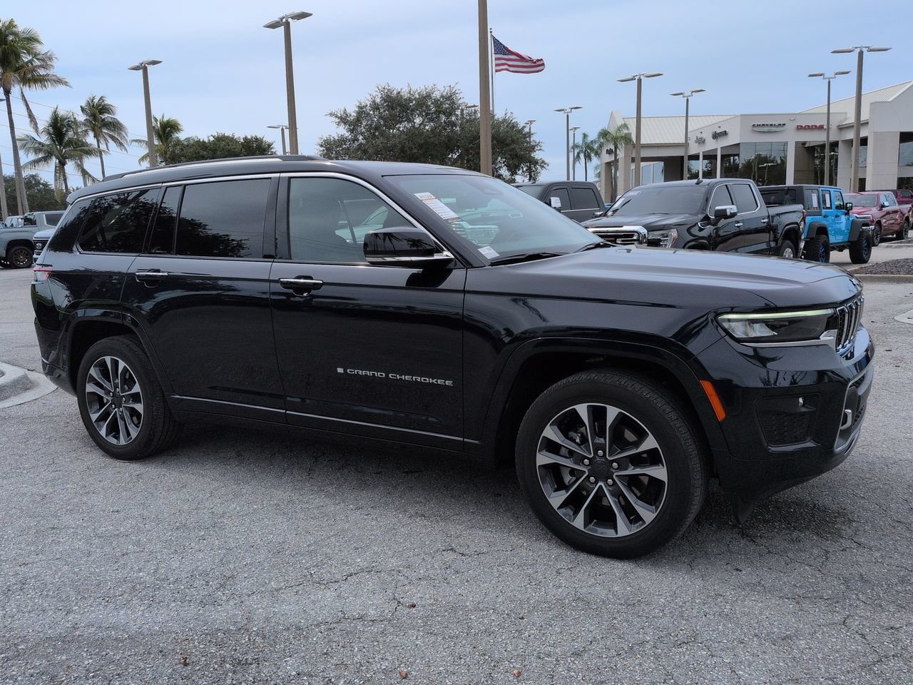 Used 2023 Jeep Grand Cherokee L Overland w/ Luxury Tech Group IV AWD/4WD image 2
