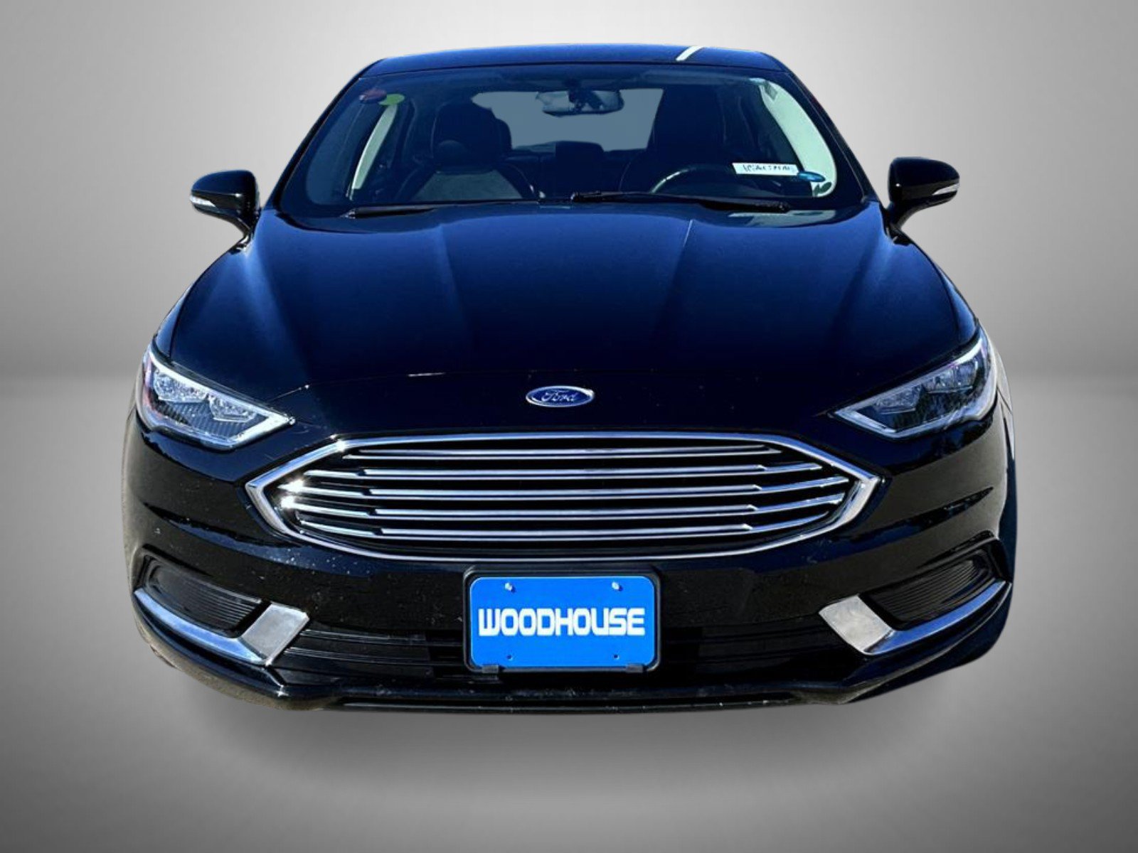Used 2018 Ford Fusion SE w/ Fusion SE Technology Package FWD image 2