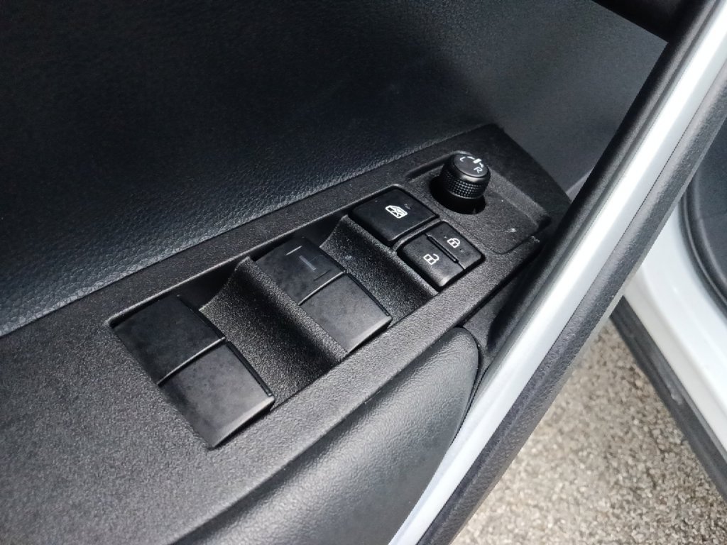 Used 2025 Toyota Corolla Cross L FWD image 12