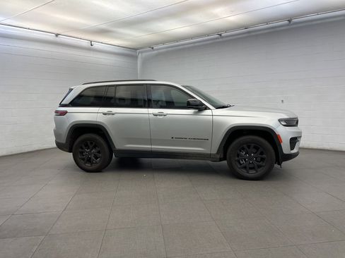 New 2025 Jeep Grand Cherokee Altitude image 2