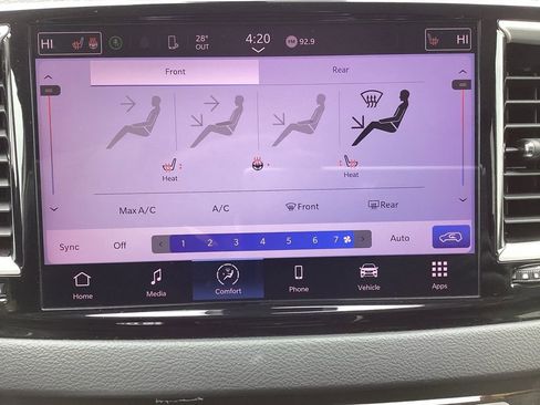 Used 2023 Chrysler Pacifica Touring-L image 9