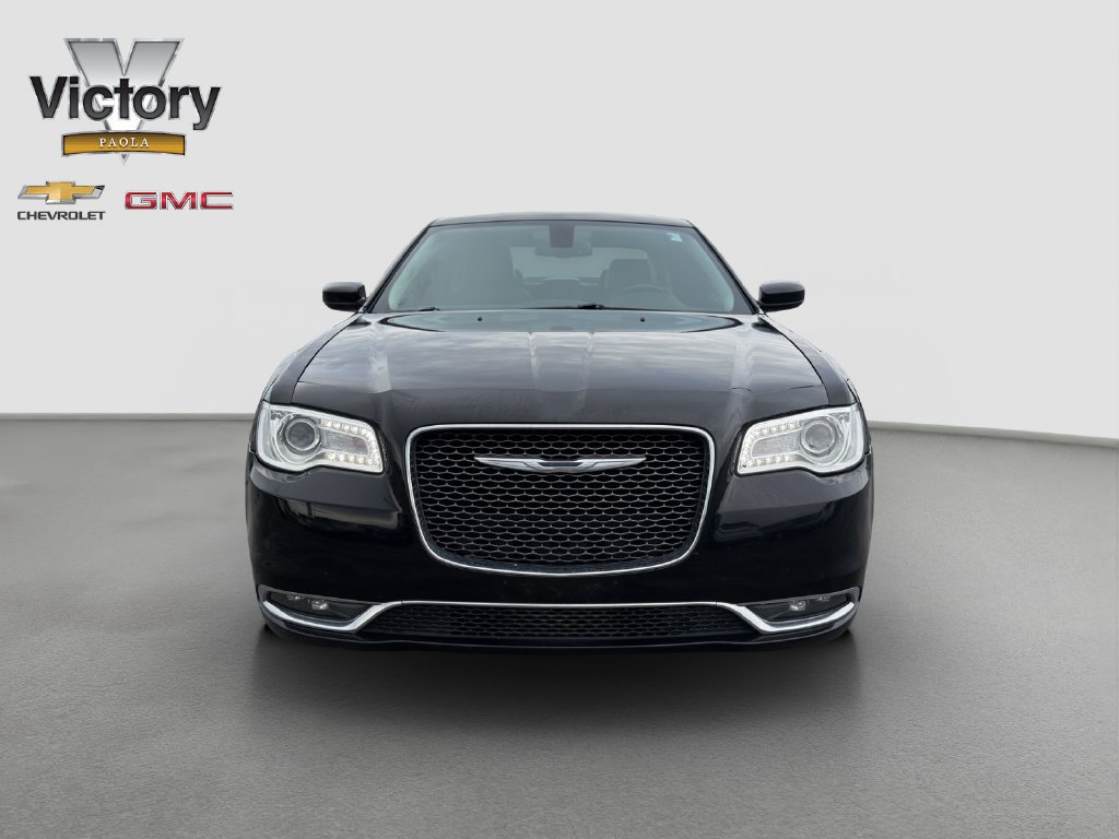 Used 2016 Chrysler 300 C RWD image 2