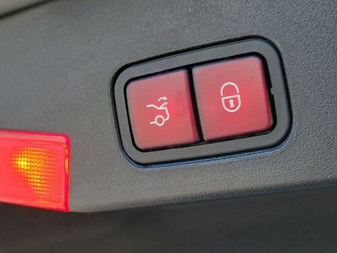 Used 2017 Mercedes-Benz SL 550 w/ Driver Assistance Package image 8