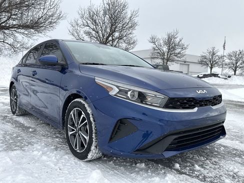 Used 2022 Kia Forte LXS image 2