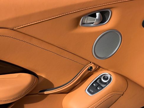 Used 2023 Aston Martin V8 Vantage Coupe image 16