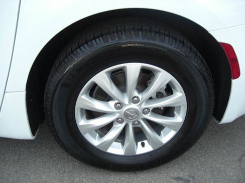 Used 2019 Chrysler Pacifica Touring-L image 4