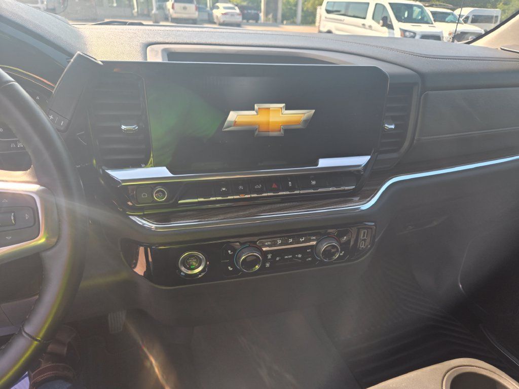 Used 2024 Chevrolet Silverado 1500 LT AWD/4WD image 9