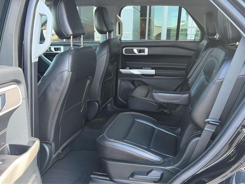 Used 2022 Ford Explorer XLT w/ Equipment Group 202A AWD/4WD image 12