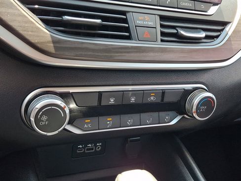 Used 2025 Nissan Altima 2.5 SV FWD image 17