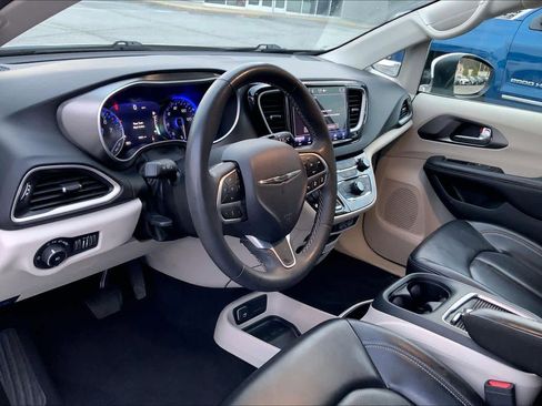 Used 2023 Chrysler Pacifica Touring-L image 16