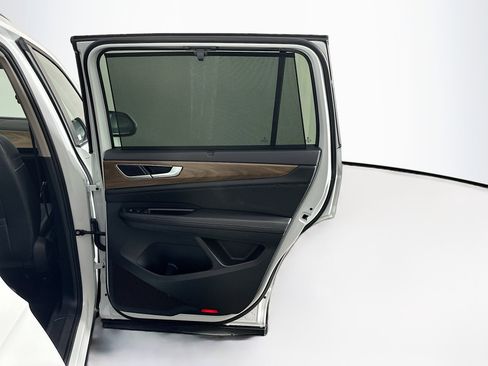 Used 2025 Volkswagen Atlas SE image 33