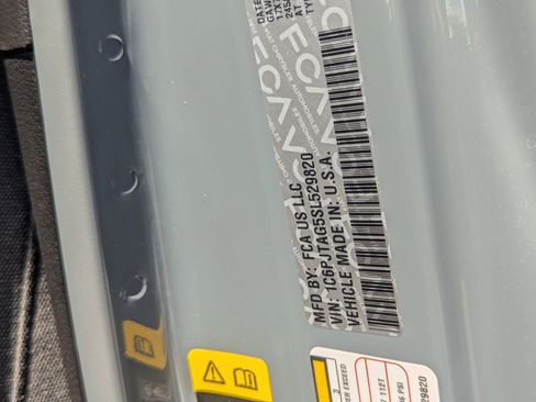 Used 2025 Jeep Gladiator Sport image 21