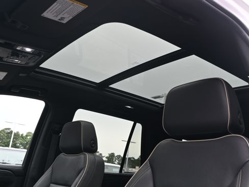 Used 2024 GMC Yukon SLT w/ SLT Luxury Package RWD image 30