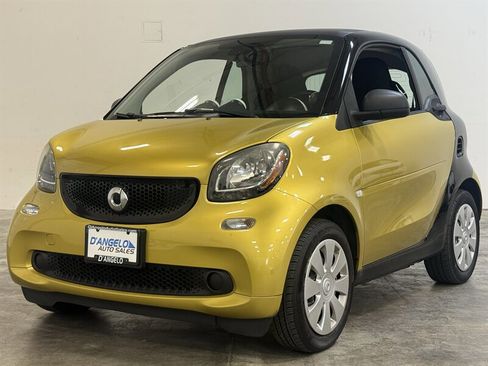 Used 2016 smart fortwo pure RWD image 3