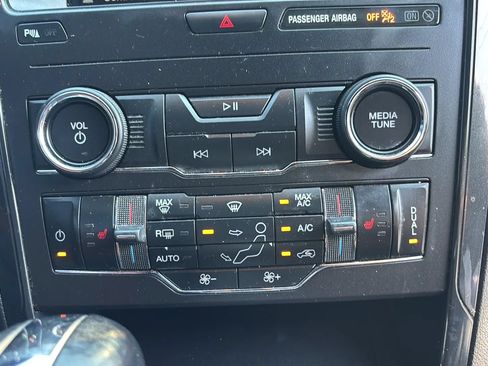 Used 2019 Ford Explorer XLT w/ Equipment Group 202A FWD image 32