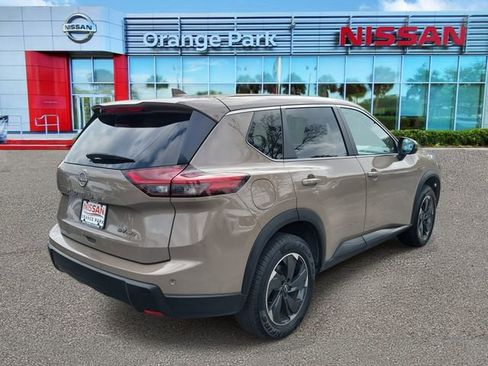 Used 2024 Nissan Rogue SV image 2