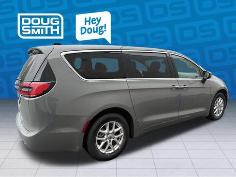 Used 2023 Chrysler Pacifica Touring-L FWD image 4