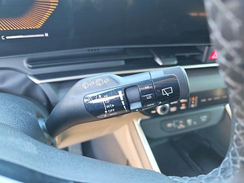 Used 2025 Kia Carnival EX image 22