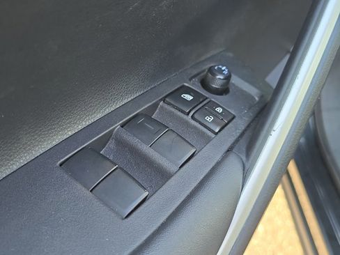 Used 2025 Toyota Corolla Cross LE image 8