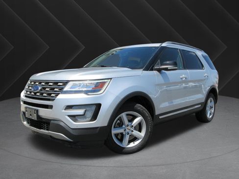 Used 2017 Ford Explorer XLT w/ Equipment Group 202A AWD/4WD image 1